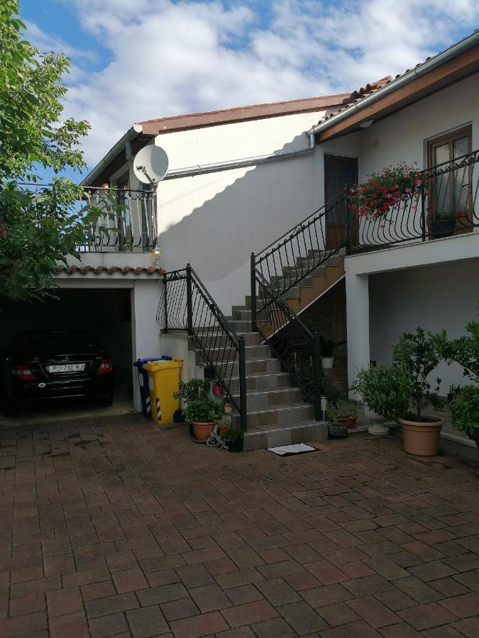 Apartments Vellico Bale Bagian luar foto